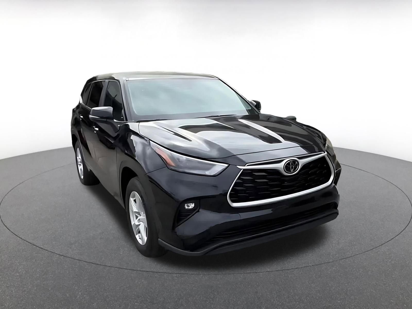 Used 2025 Toyota Highlander LE image 3