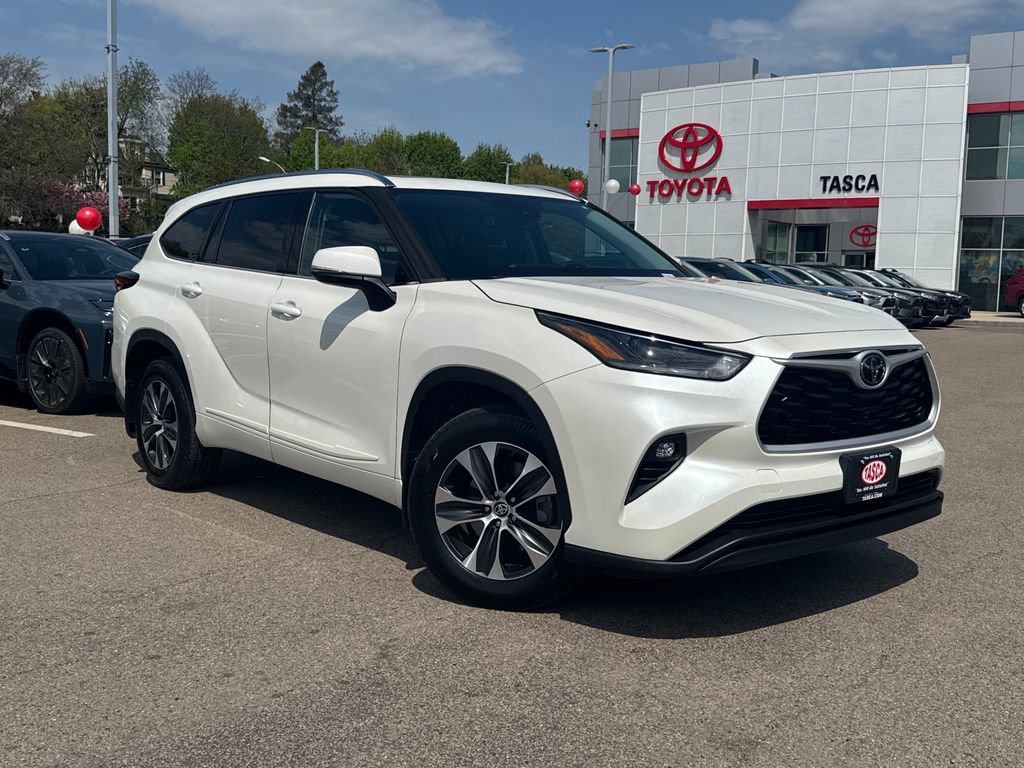 Used 2021 Toyota Highlander XLE AWD/4WD image 1