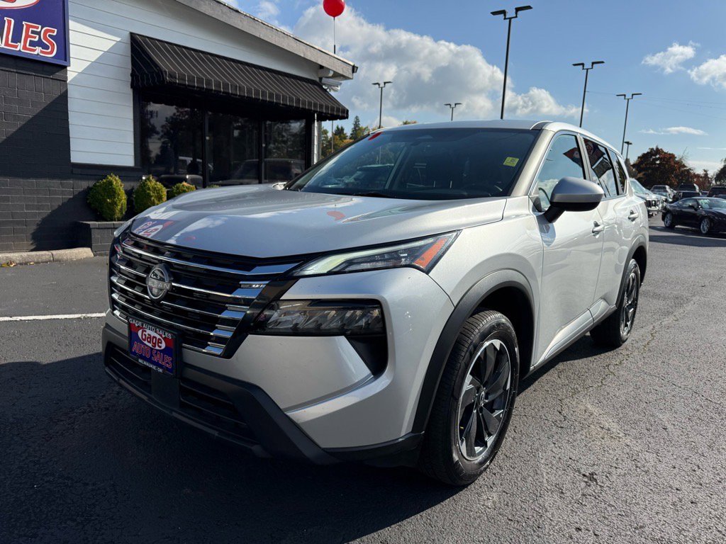 Used 2024 Nissan Rogue SV image 2