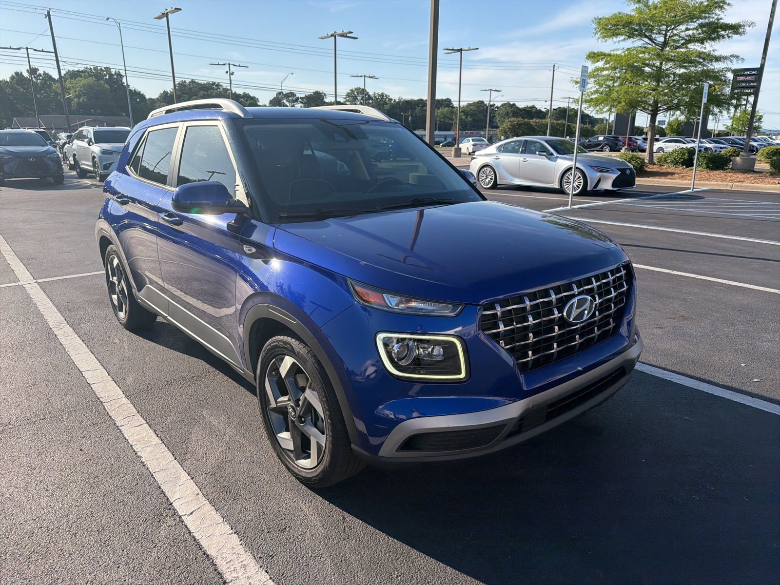 Used 2022 Hyundai Venue Limited FWD image 1