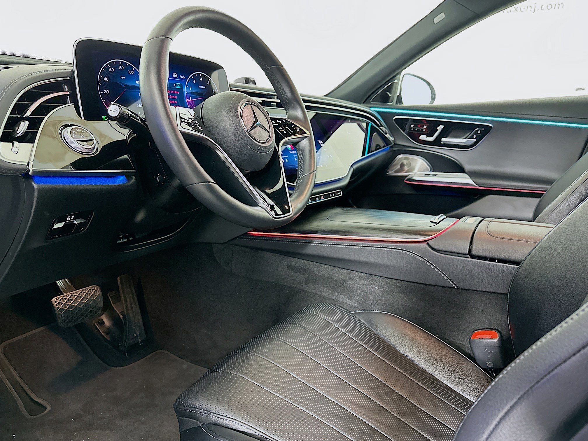 Used 2024 Mercedes-Benz E 350 4MATIC Sedan w/ Airmatic Package image 7