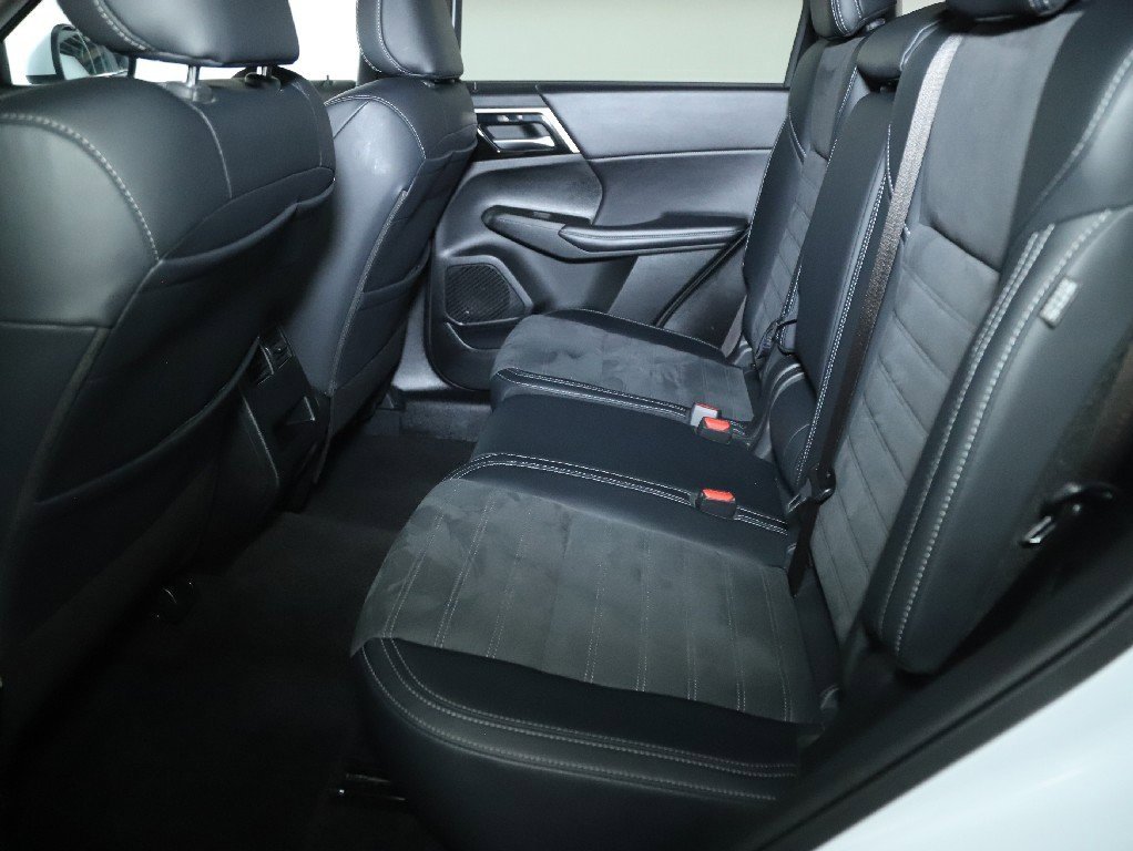 Used 2024 Mitsubishi Outlander SE image 14