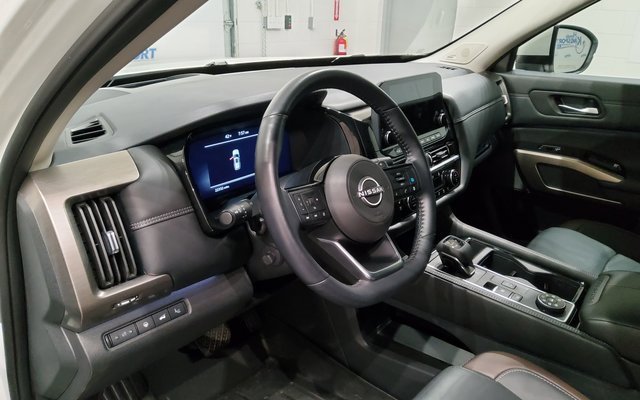 Used 2024 Nissan Pathfinder Platinum image 45