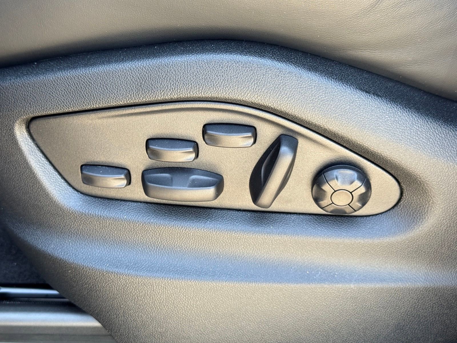 Used 2025 Porsche Cayenne GTS image 28