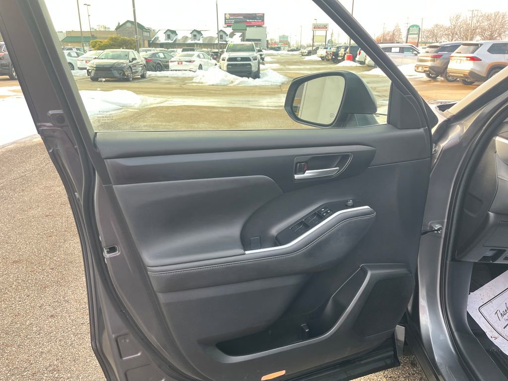 Certified 2023 Toyota Highlander XLE image 13