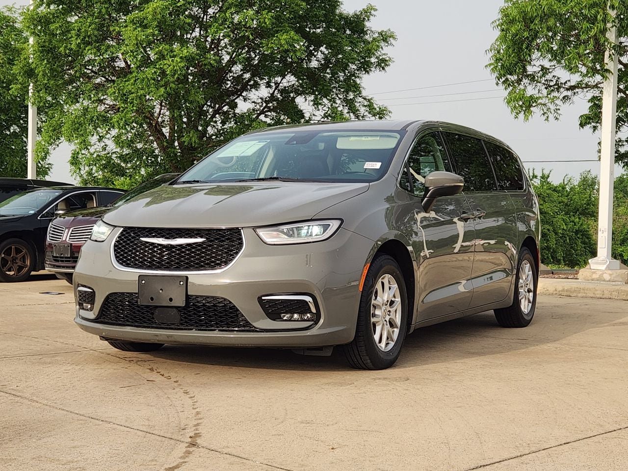 Used 2023 Chrysler Pacifica Touring-L FWD image 3