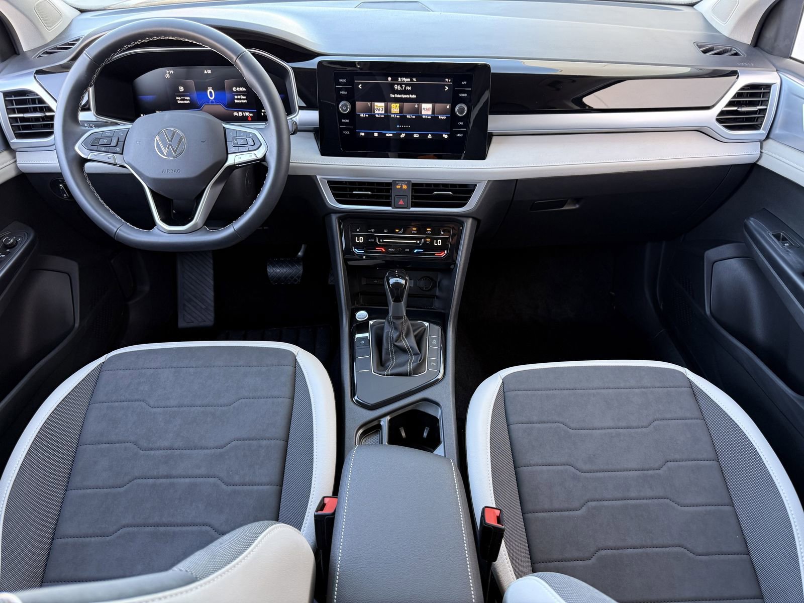 Used 2025 Volkswagen Taos SE image 11