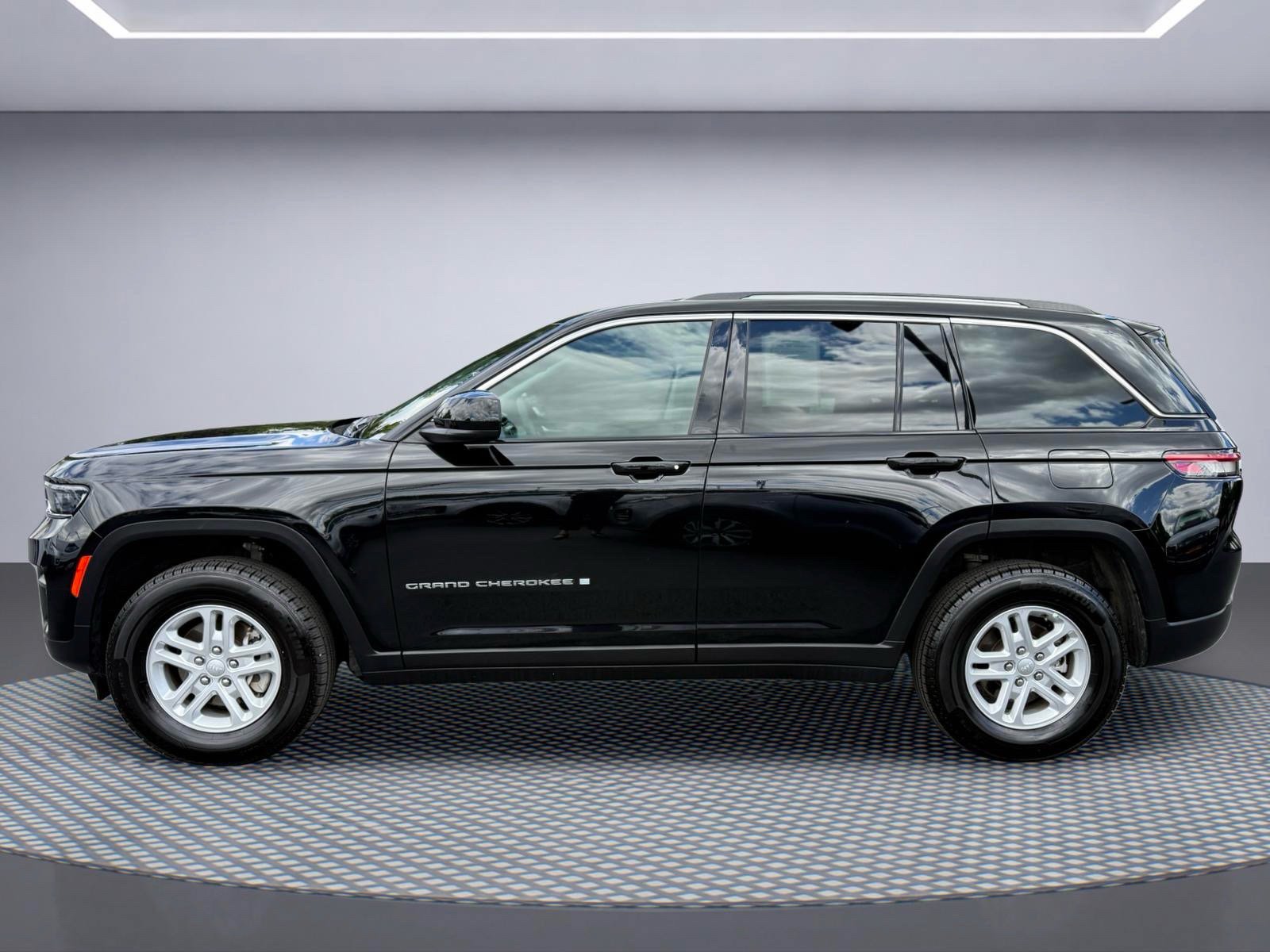 Used 2023 Jeep Grand Cherokee Laredo AWD/4WD image 3