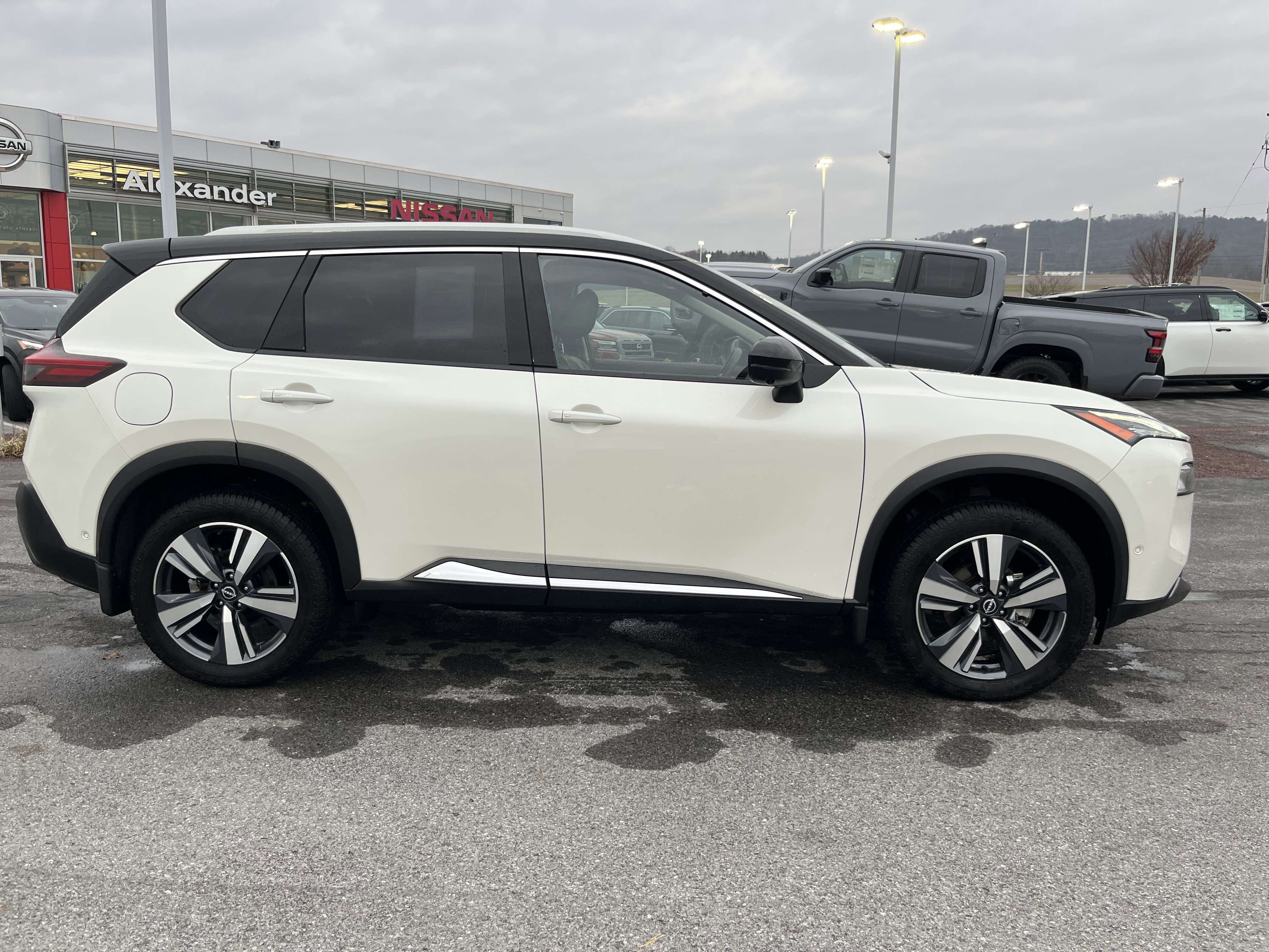 Used 2023 Nissan Rogue SL w/ SL Premium Package video 2