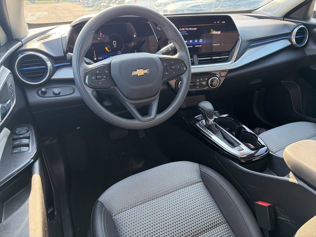 Used 2025 Chevrolet Trax LT FWD image 10