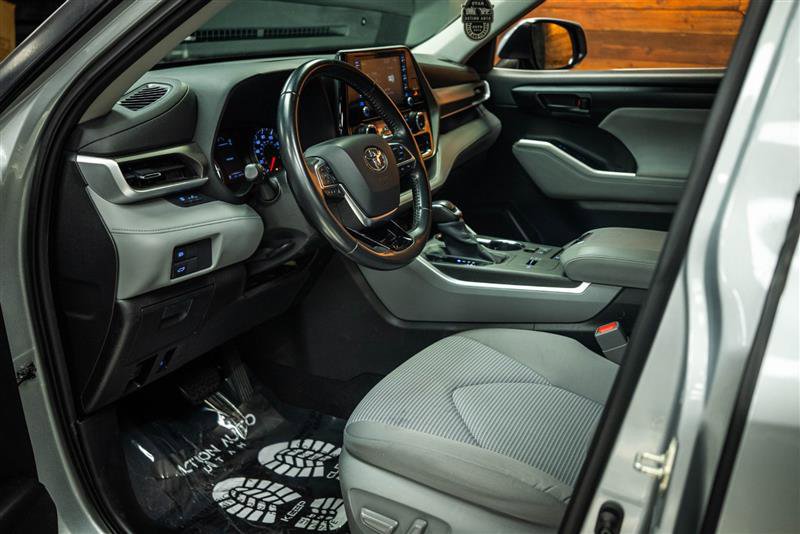 Used 2020 Toyota Highlander LE image 9