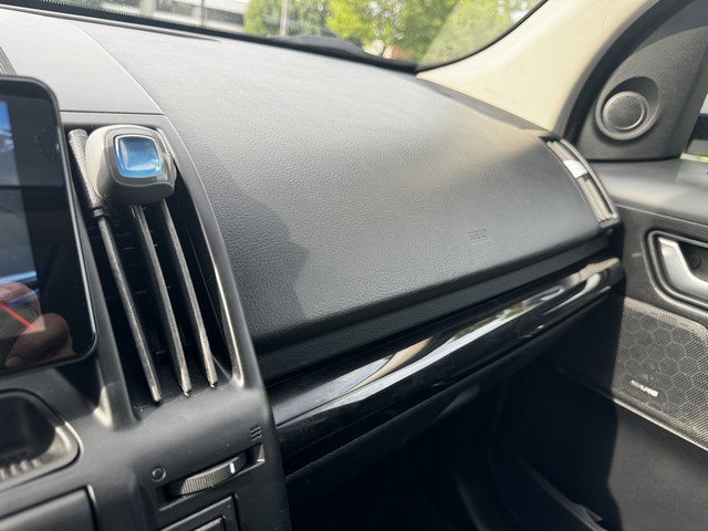 Used 2011 Land Rover LR2 HSE image 38