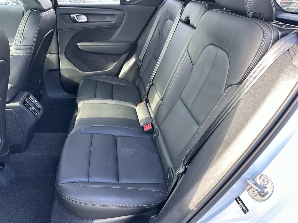 Used 2025 Volvo XC40 B5 Plus image 12