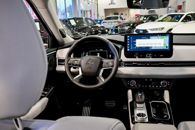Used 2025 Mitsubishi Outlander AWD image 32