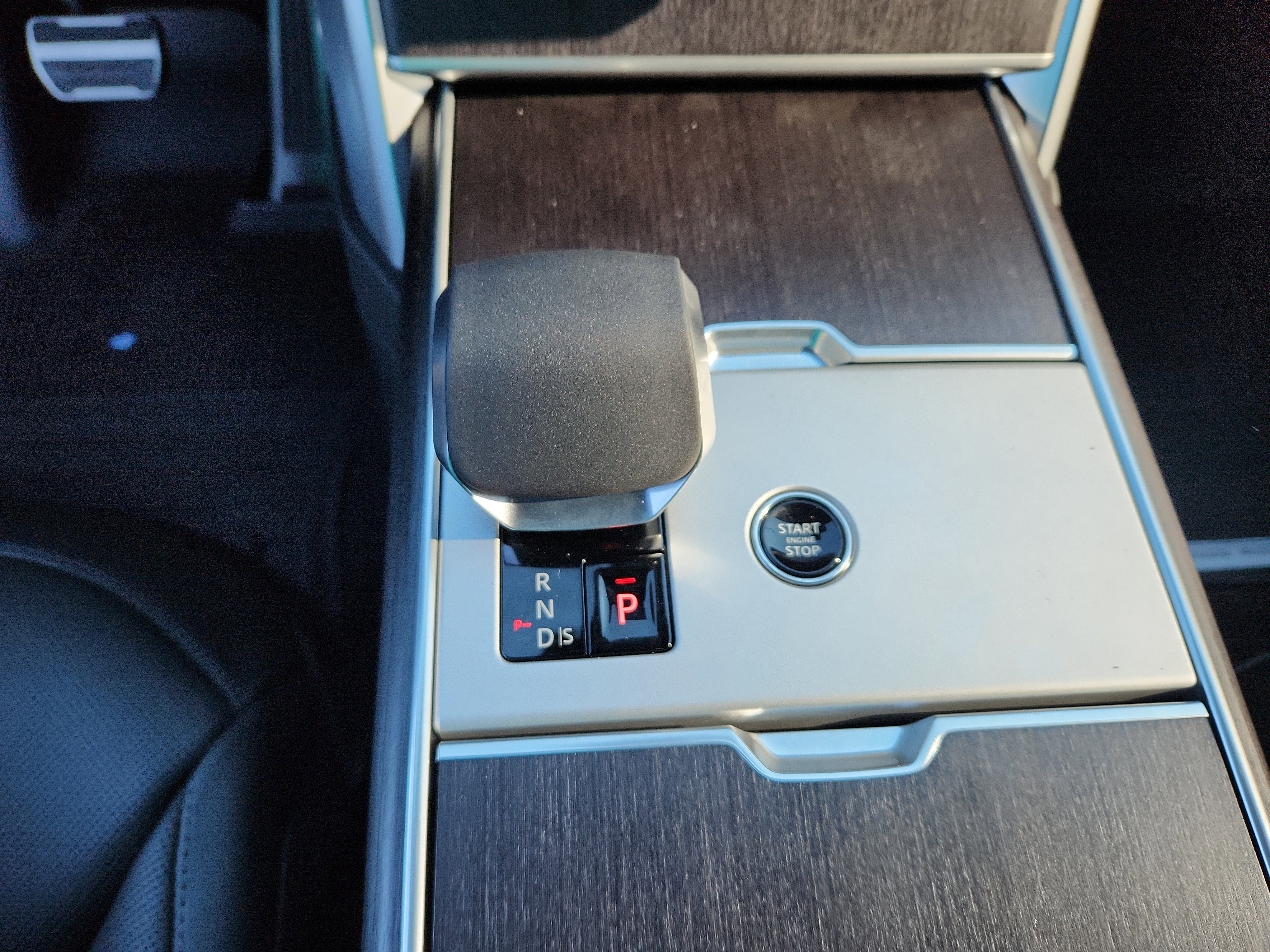 New 2025 Land Rover Range Rover Long Wheelbase SE image 16