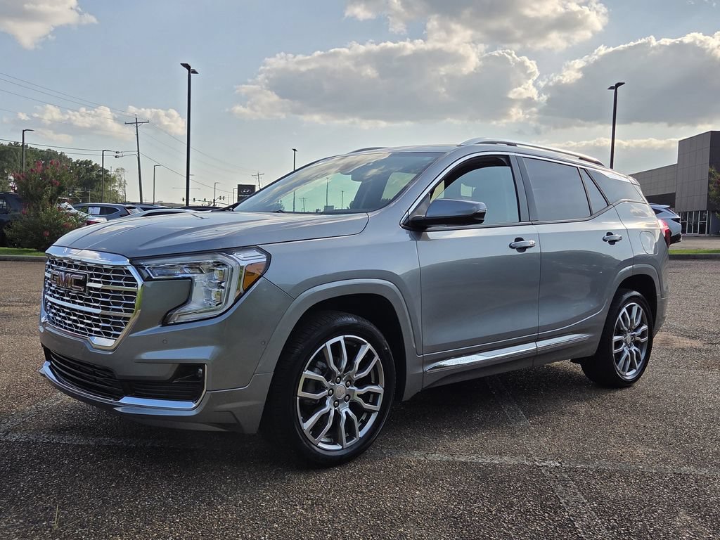 Used 2024 GMC Terrain Denali w/ Denali Premium Package AWD/4WD image 7