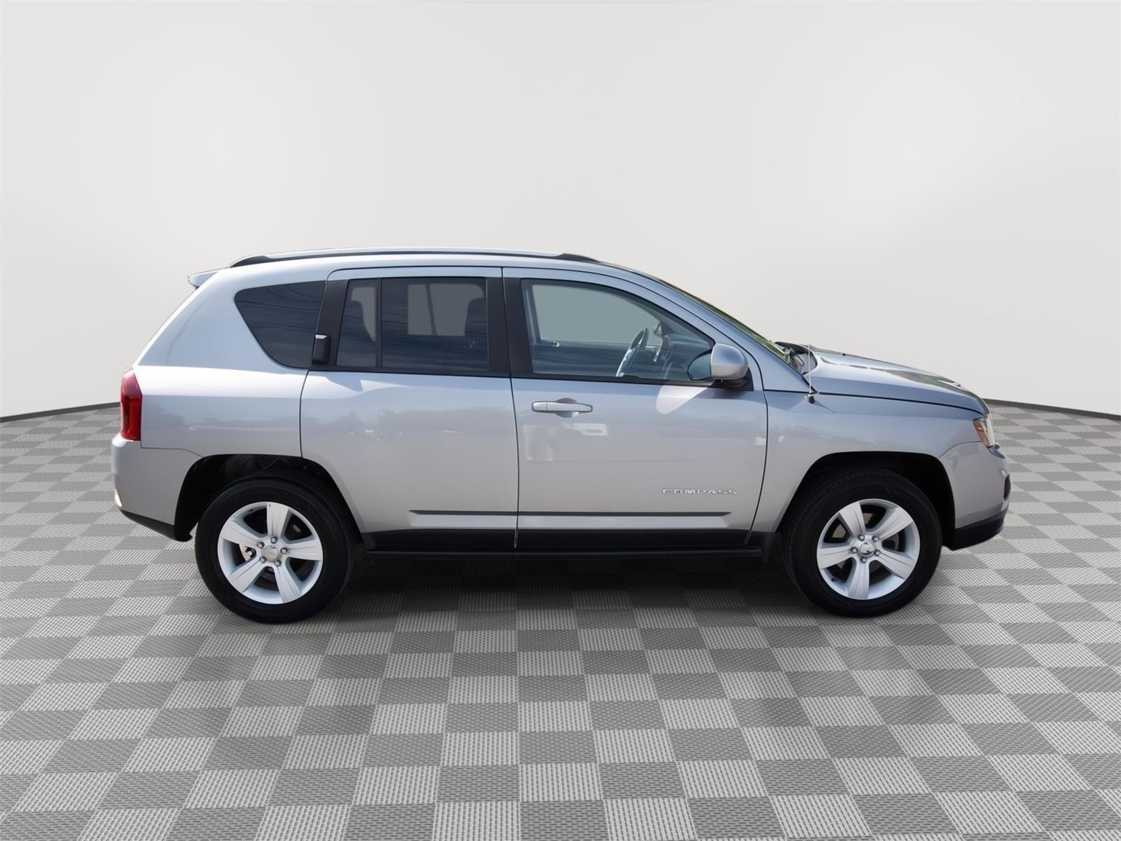 Used 2016 Jeep Compass Latitude AWD/4WD image 4