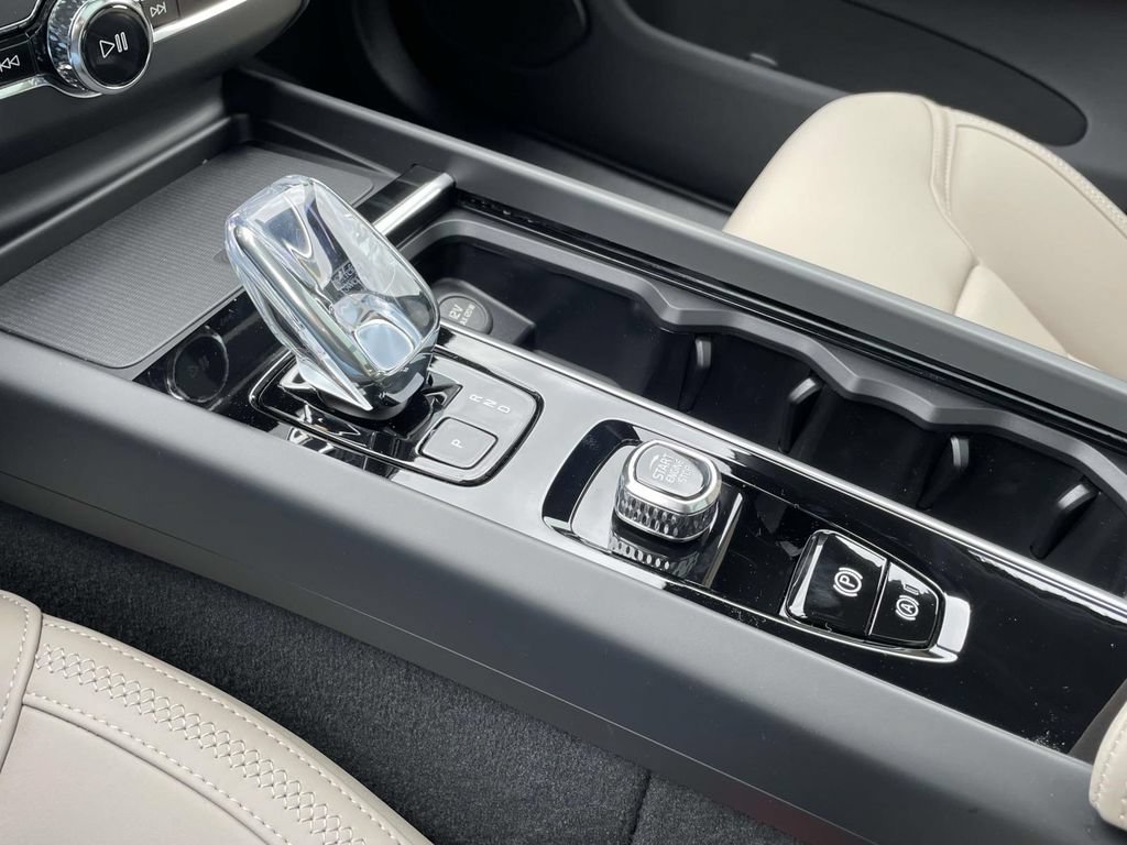 New 2026 Volvo XC60 B5 Plus w/ Protection Package Premier AWD/4WD image 21