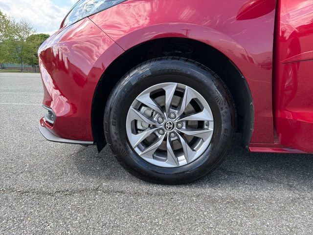 Used 2023 Toyota Sienna LE AWD/4WD image 24