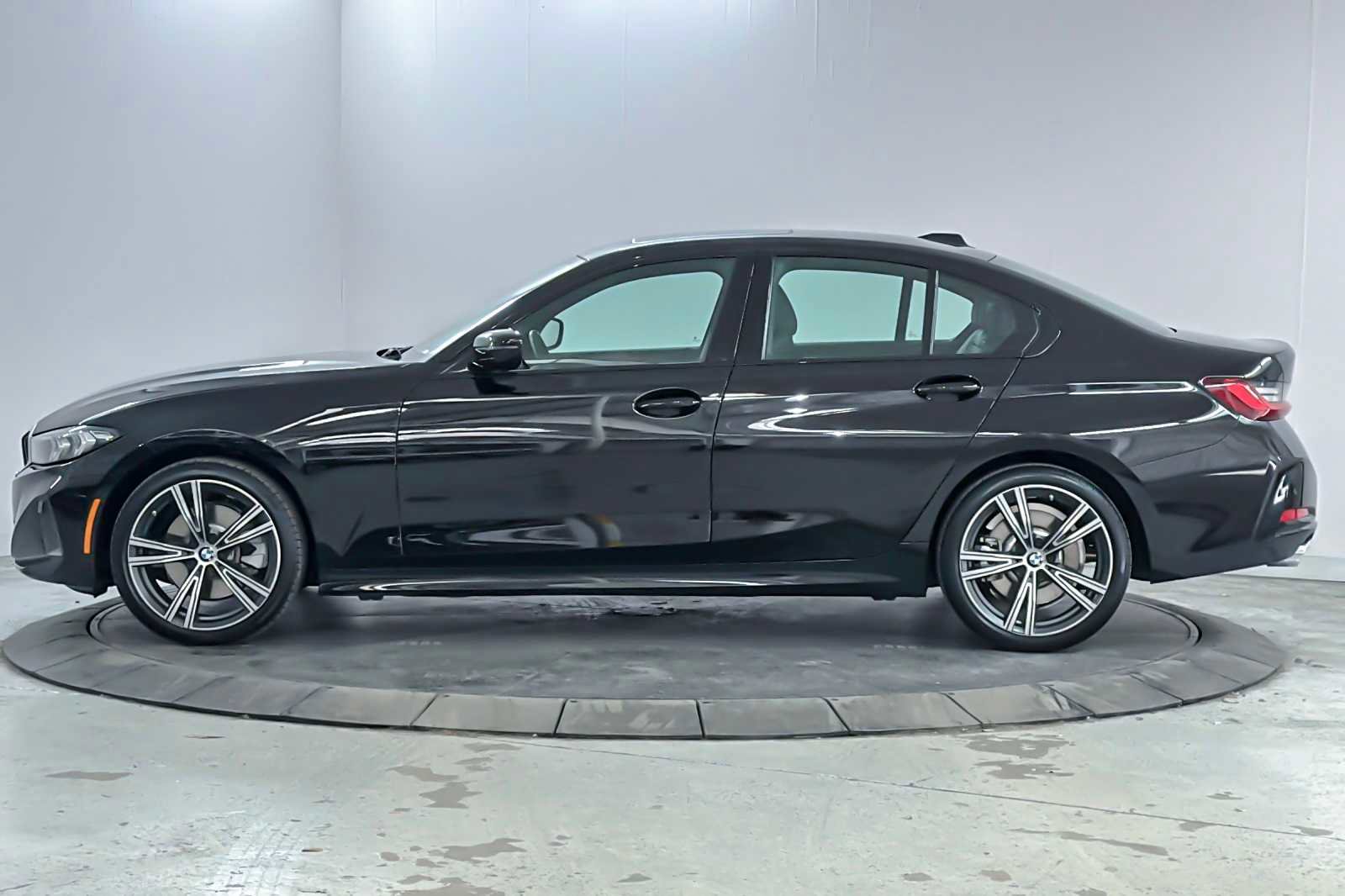 Used 2023 BMW 330i Sedan w/ Premium Package image 5