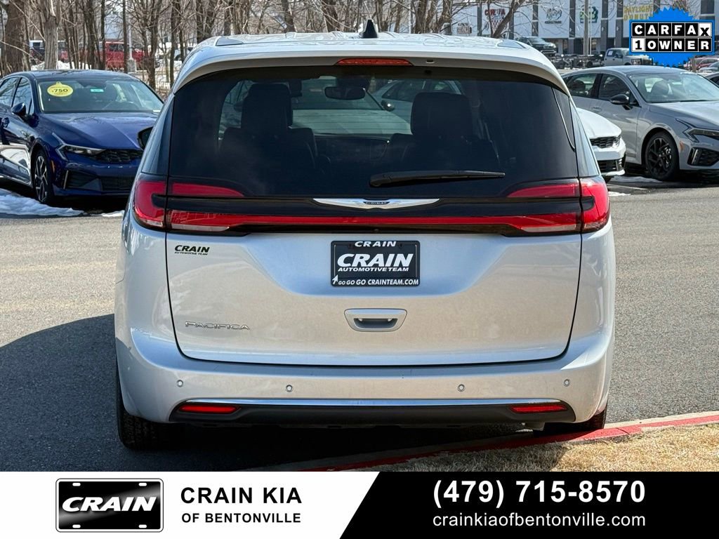 Used 2024 Chrysler Pacifica Touring-L image 6