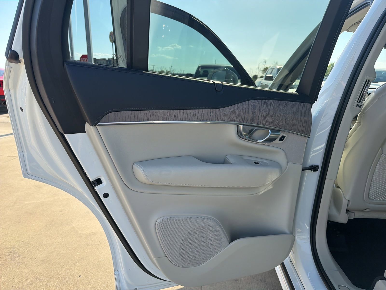 Used 2023 Volvo XC90 B6 Ultimate w/ Protection Package Premier image 23