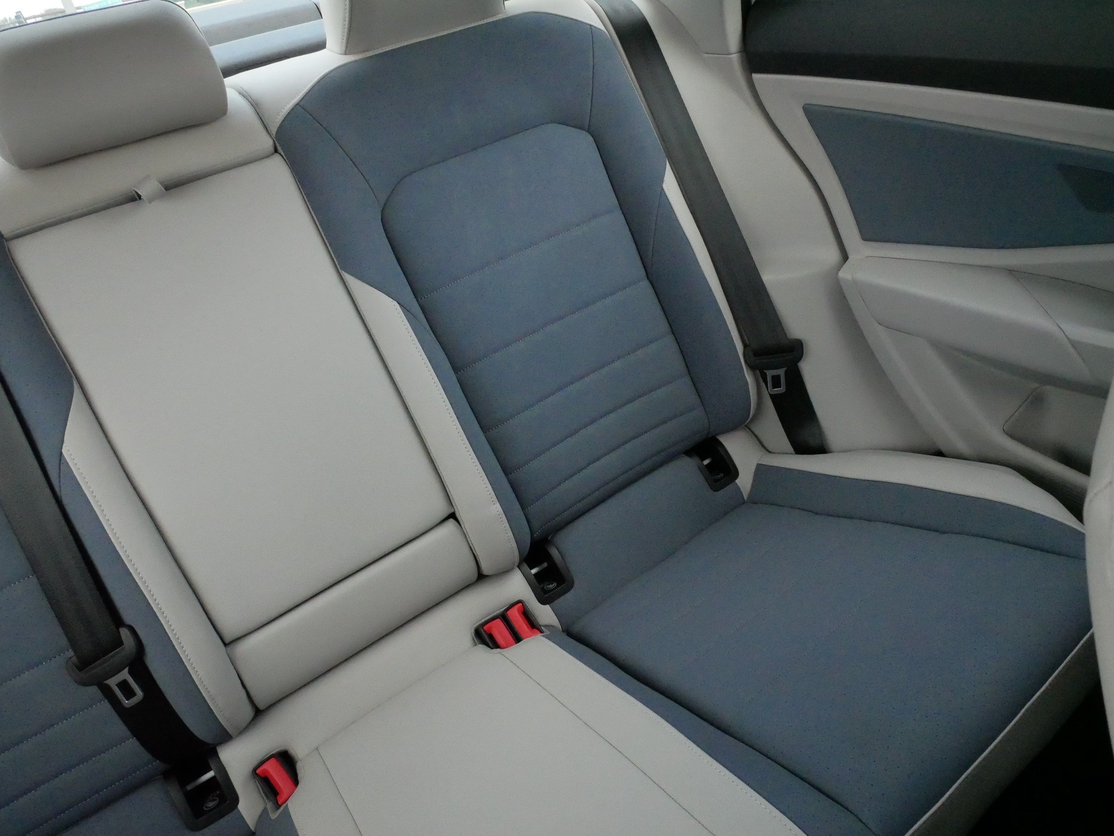Used 2025 Volkswagen Jetta SE w/ Sunroof Package FWD image 14