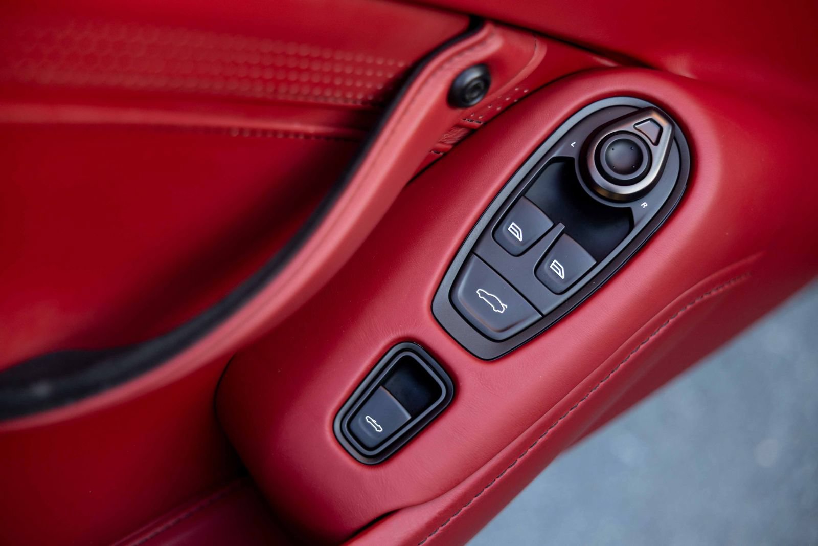 Used 2023 Aston Martin V8 Vantage Roadster RWD image 19