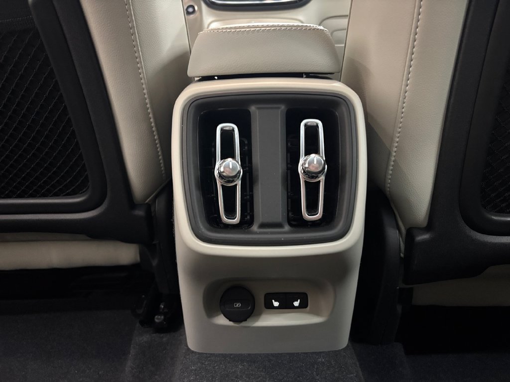 Certified 2024 Volvo XC40 B5 Ultimate w/ Protection Package Premier AWD/4WD image 31
