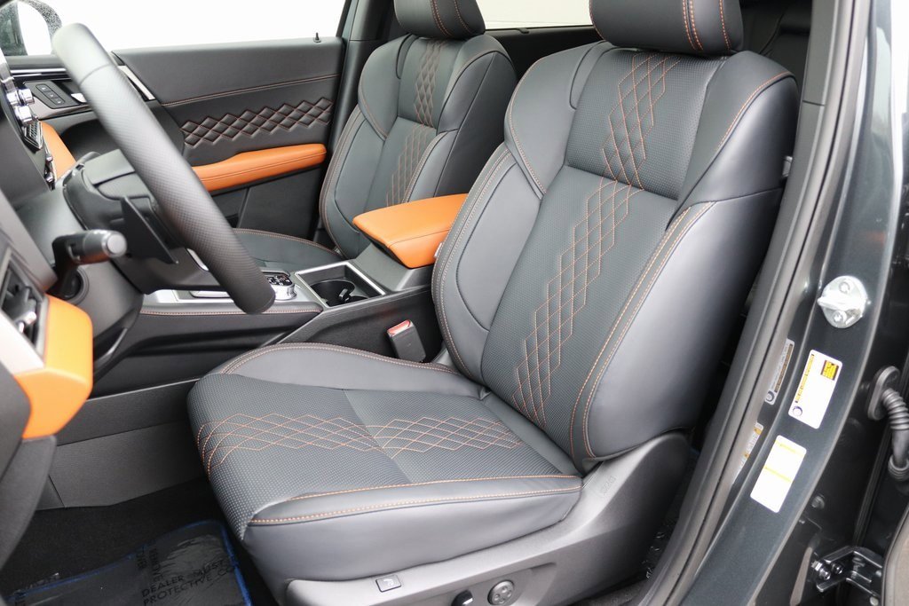 Used 2025 Mitsubishi Outlander SEL AWD/4WD image 3