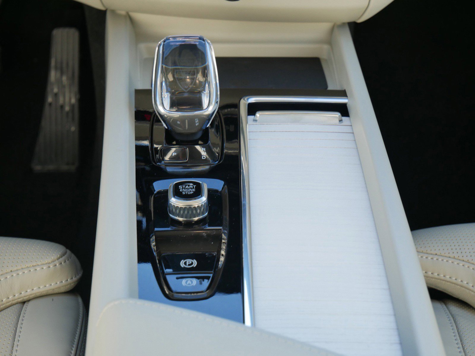 New 2026 Volvo XC60 T8 Ultra w/ Protection Package Premier image 9