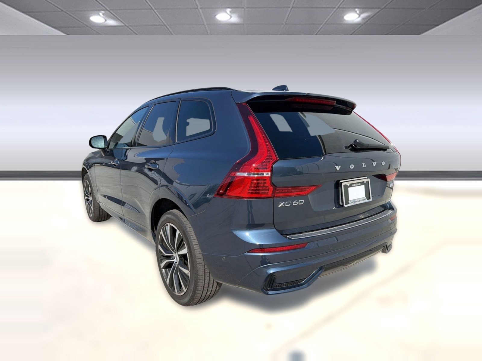 Used 2023 Volvo XC60 B5 Ultimate w/ Climate Package image 3