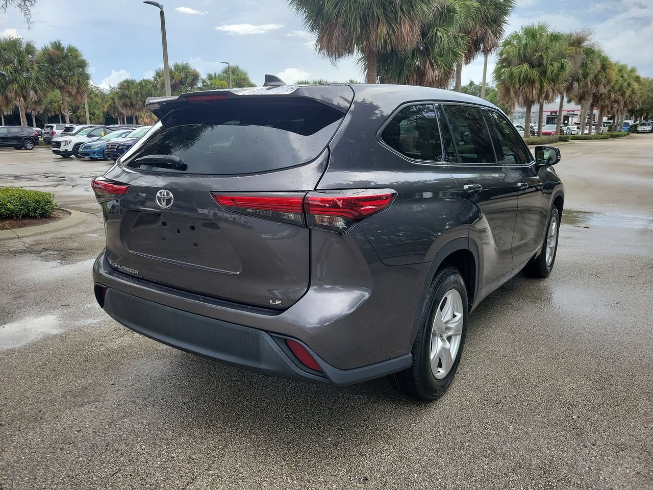 Used 2022 Toyota Highlander LE FWD image 3
