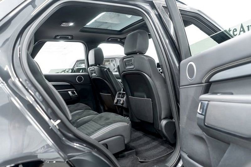 Used 2023 Land Rover Discovery S R-Dynamic image 12