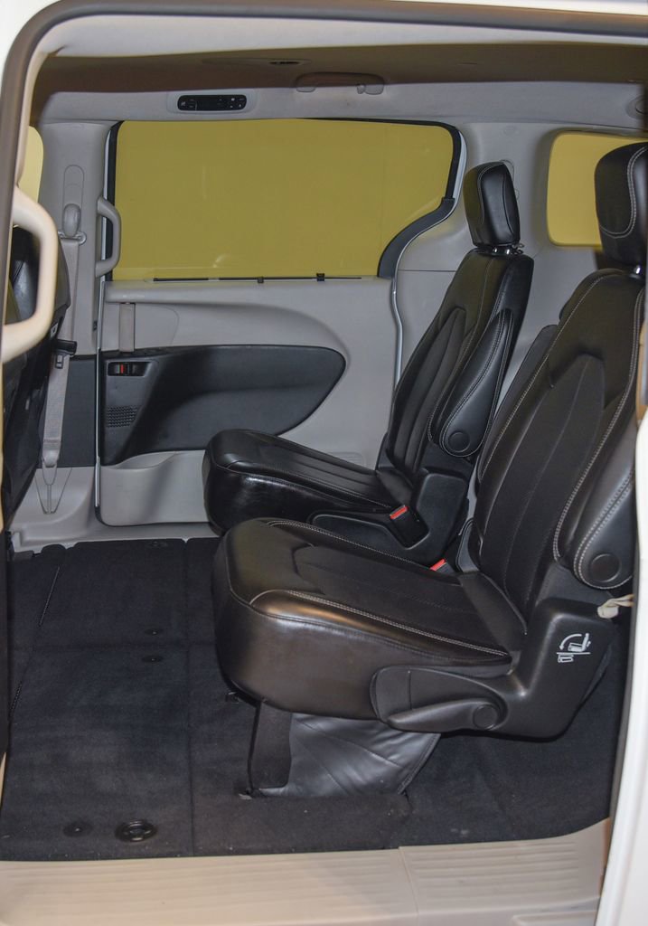 Used 2023 Chrysler Pacifica Touring-L image 4