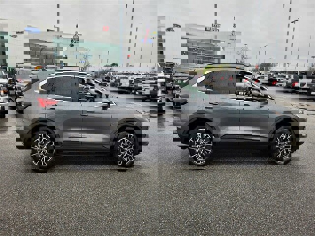 New 2025 Ford Escape SE w/ Class II Trailer Tow Package image 13
