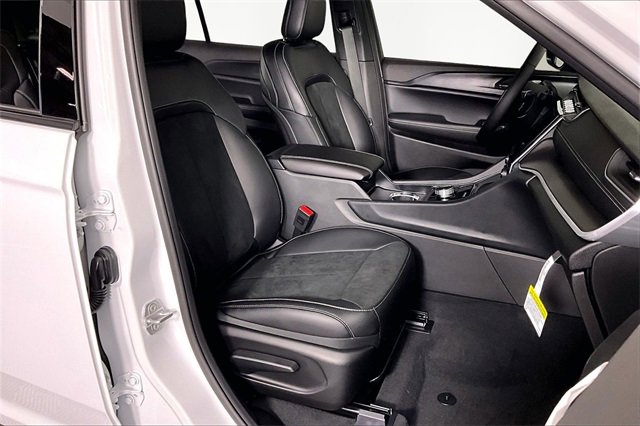 New 2025 Jeep Grand Cherokee L Altitude image 12