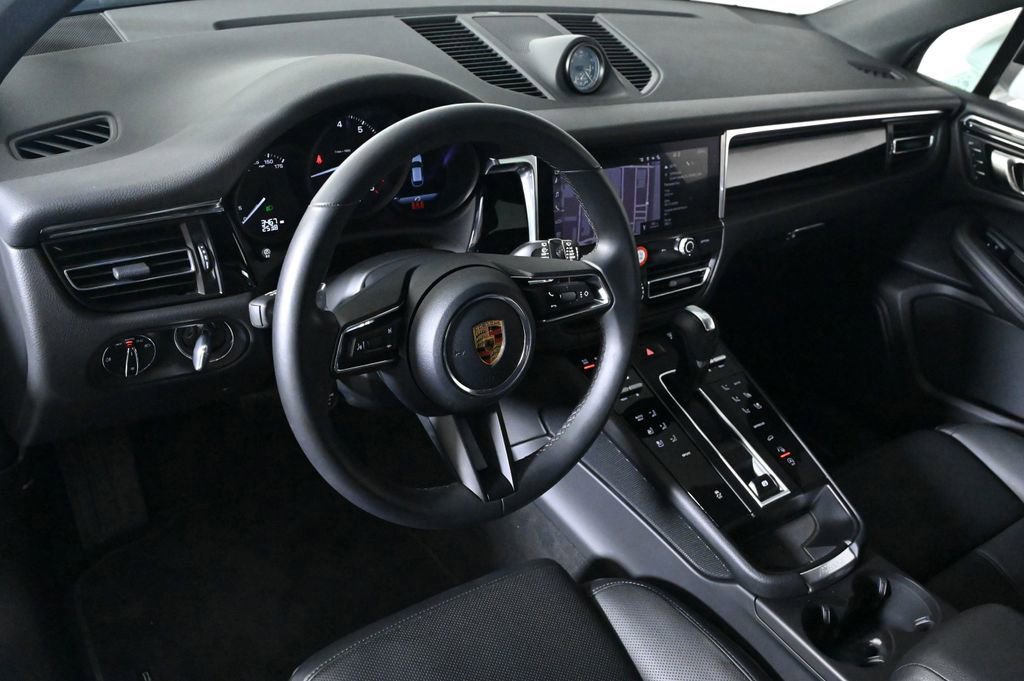 Used 2026 Porsche Macan AWD/4WD image 4