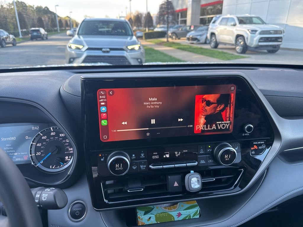 Used 2026 Toyota Highlander XLE image 12