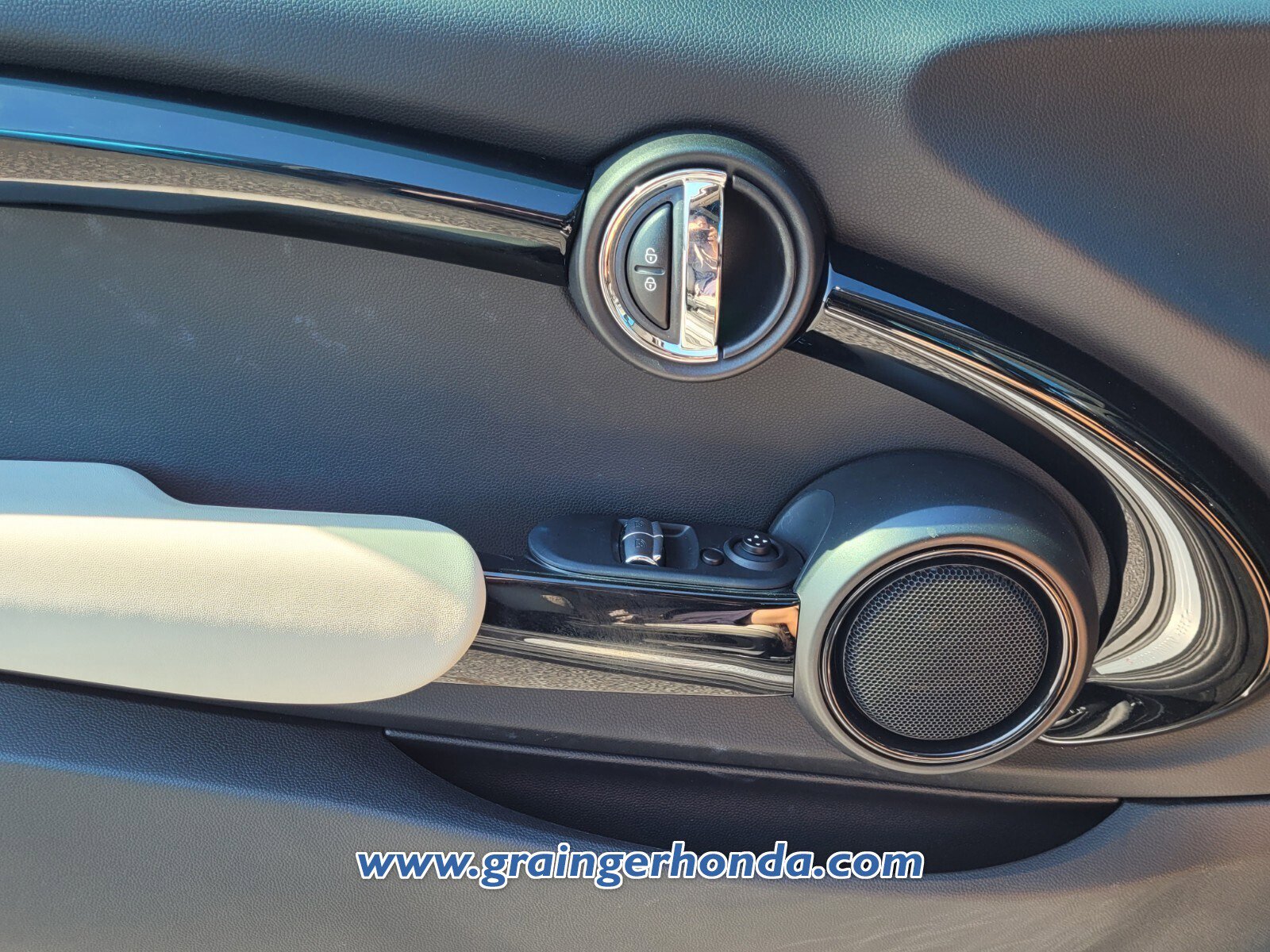 Used 2019 MINI Cooper S w/ Signature Upholstery Package image 23