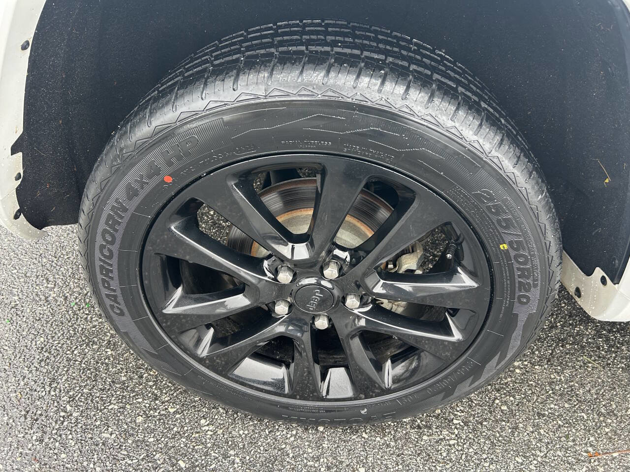 Used 2017 Jeep Grand Cherokee Altitude image 14