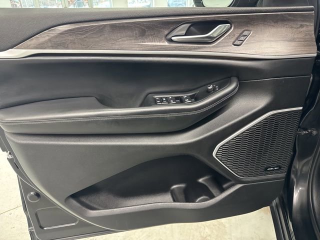 Used 2023 Jeep Grand Cherokee 4WD 4xe w/ Luxury Tech Group II image 18