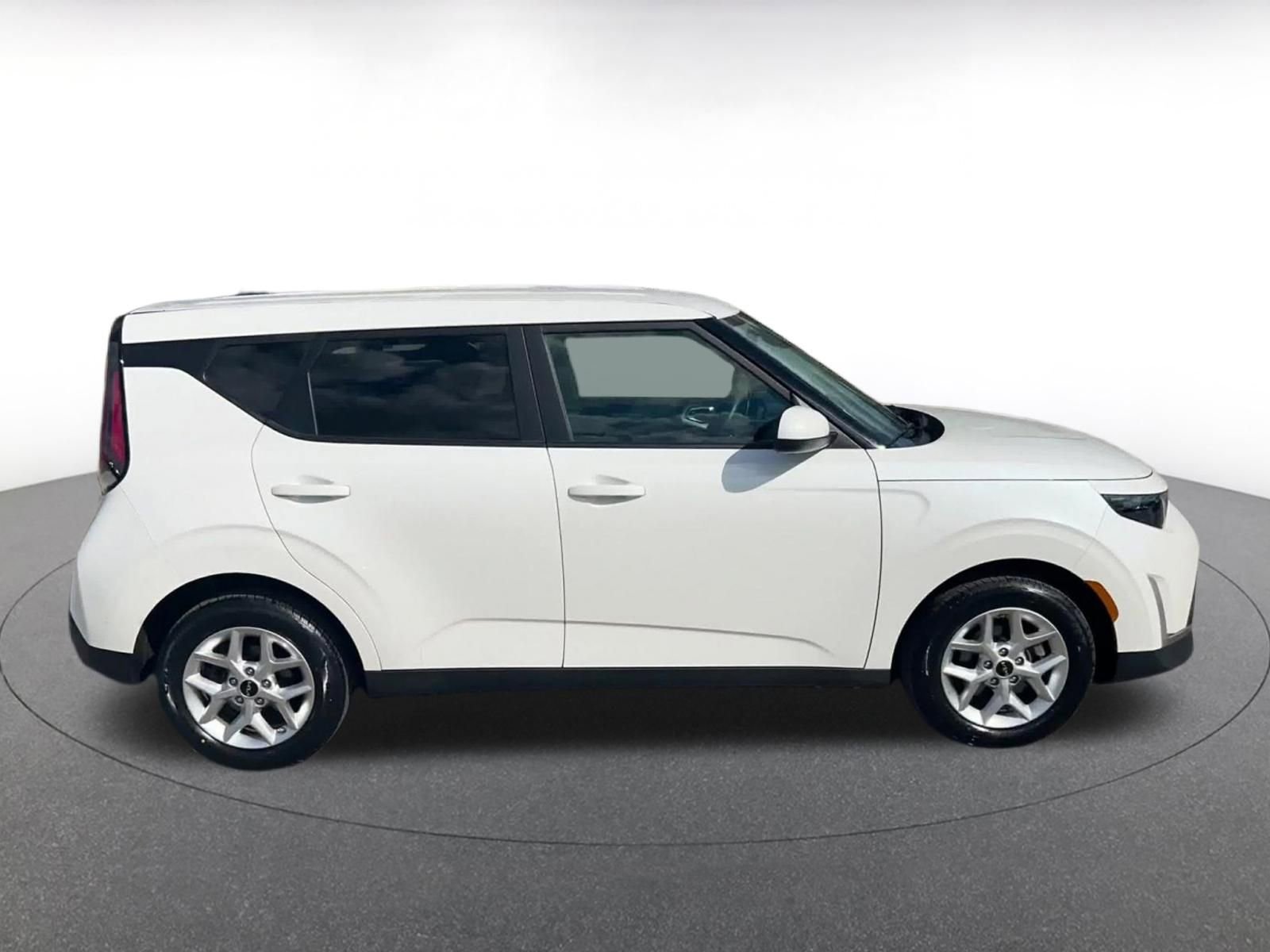Used 2025 Kia Soul LX w/ LX Technology Package FWD image 16
