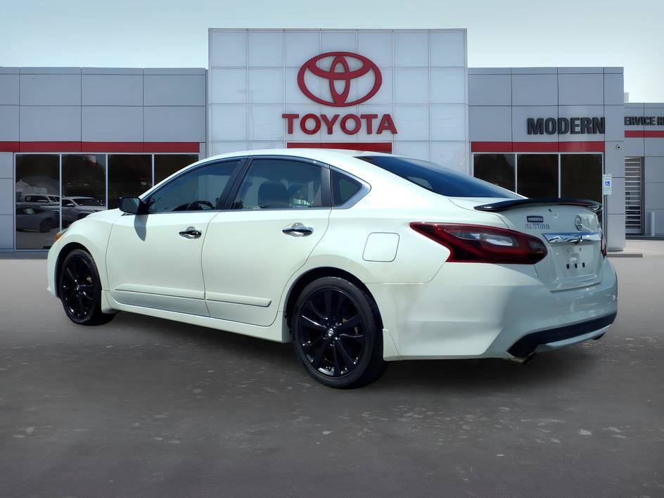 Used 2017 Nissan Altima 2.5 SR w/ Midnight Edition Package FWD image 3