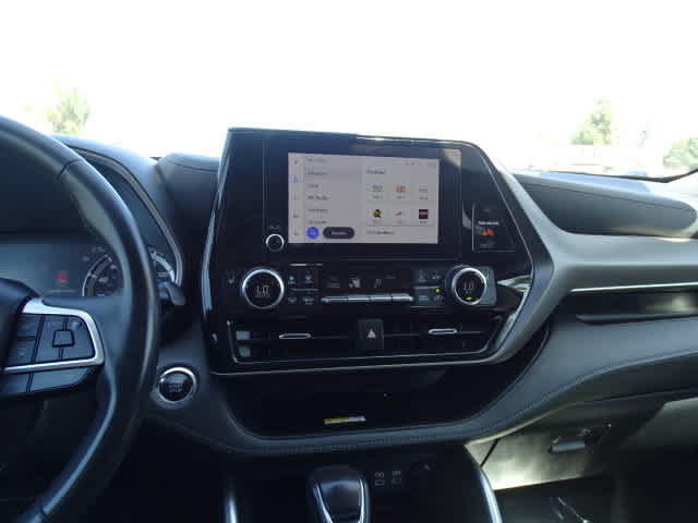 Used 2023 Toyota Highlander XLE FWD image 27