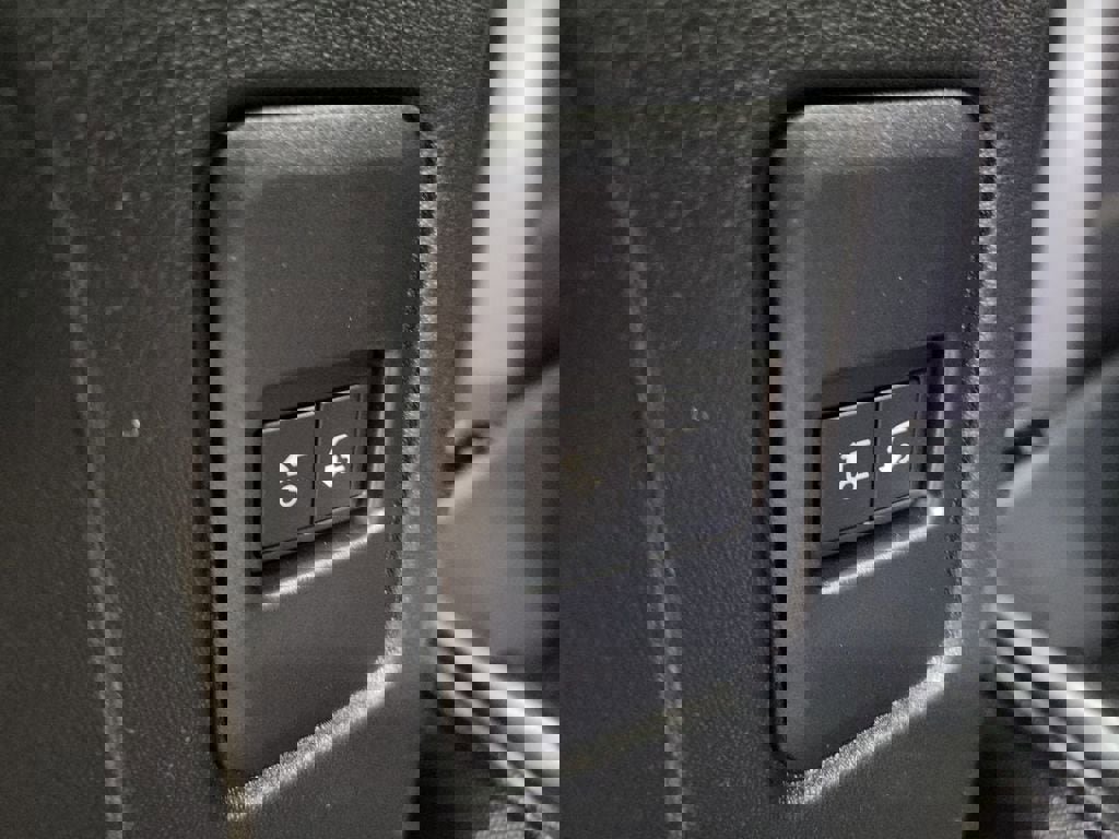 New 2026 Land Rover Defender 110 X-Dynamic SE image 30