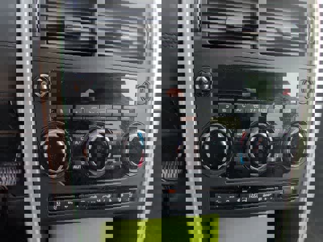 Used 2018 Land Rover Discovery Sport HSE image 18