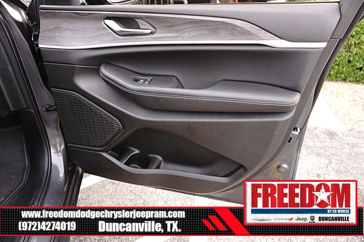 Certified 2025 Jeep Grand Cherokee Limited w/ Black Appearance Package RWD image 40