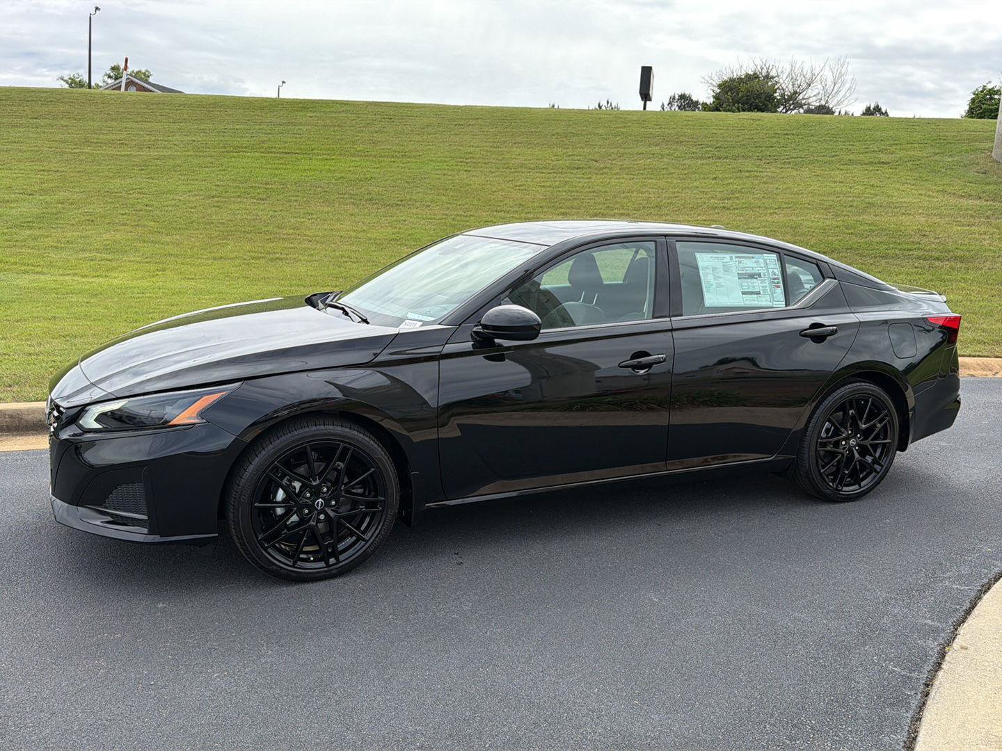 New 2026 Nissan Altima 2.5 SR w/ SR Midnight Edition Package FWD image 3