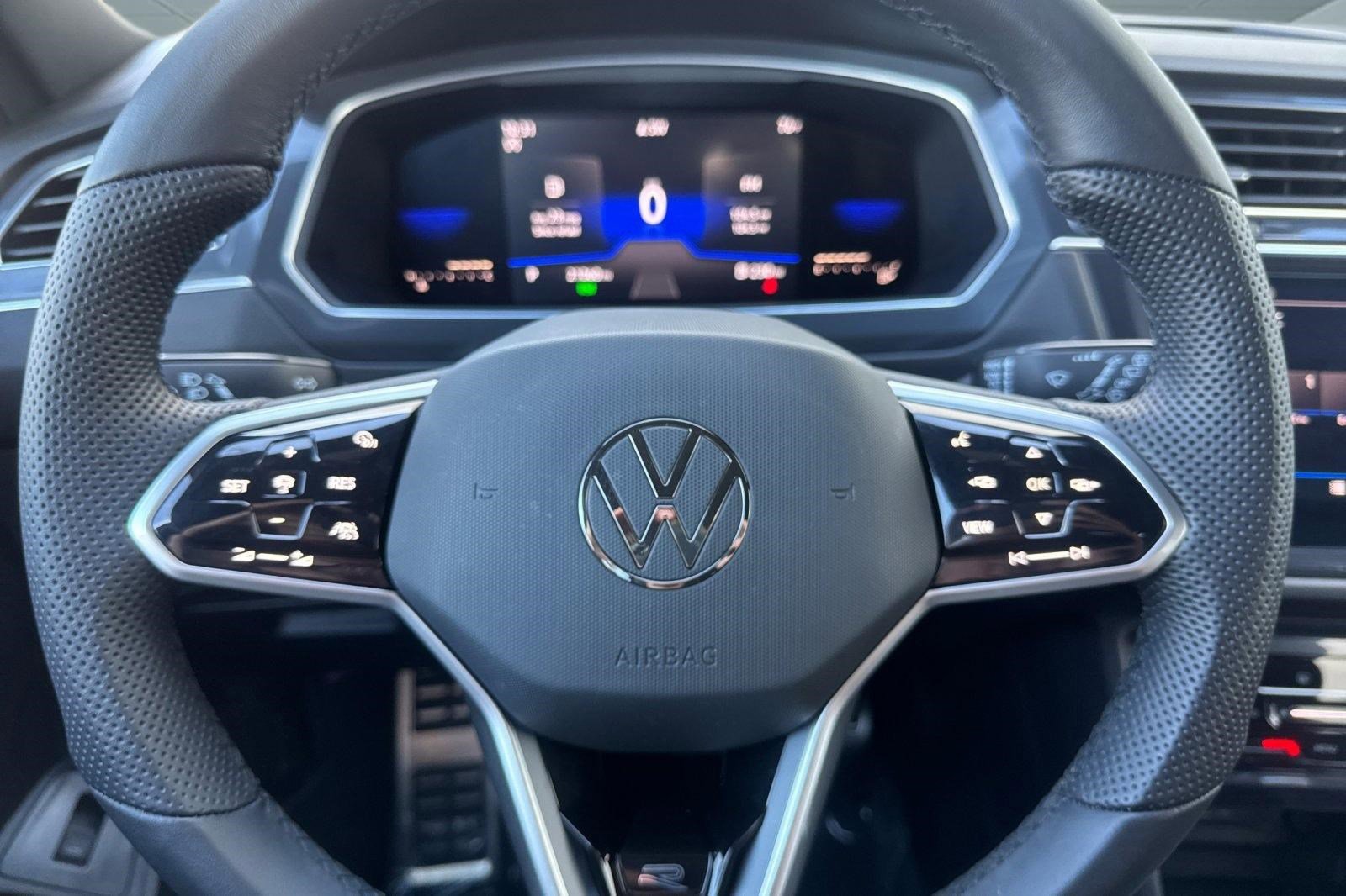 Used 2022 Volkswagen Tiguan SE R-Line image 16